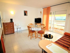Apartamento acogedor cerca de playa y comercios en Roses, con terraza y parking gratuito - ES-258-75